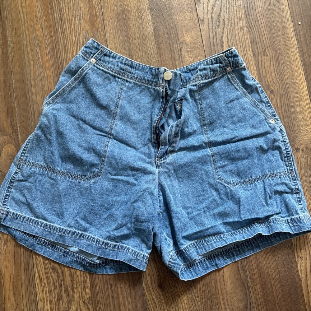 Women’s high waisted Denim shorts with pockets